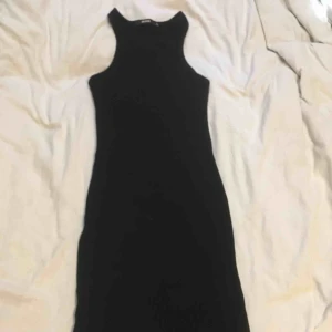  - Supersnygg svart, ribbad, tight klänning från bikbok i strl xs. Aldrig använd. Hämtas upp i Umeå men kan också fraktas gentemot att köpare betalar frakt!