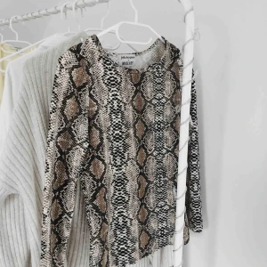  - Snygg superfräsch snakeprint långärmad tajt tröja ifrån Julia Bergman x Madlady! Säljer pga inte min stil💓
