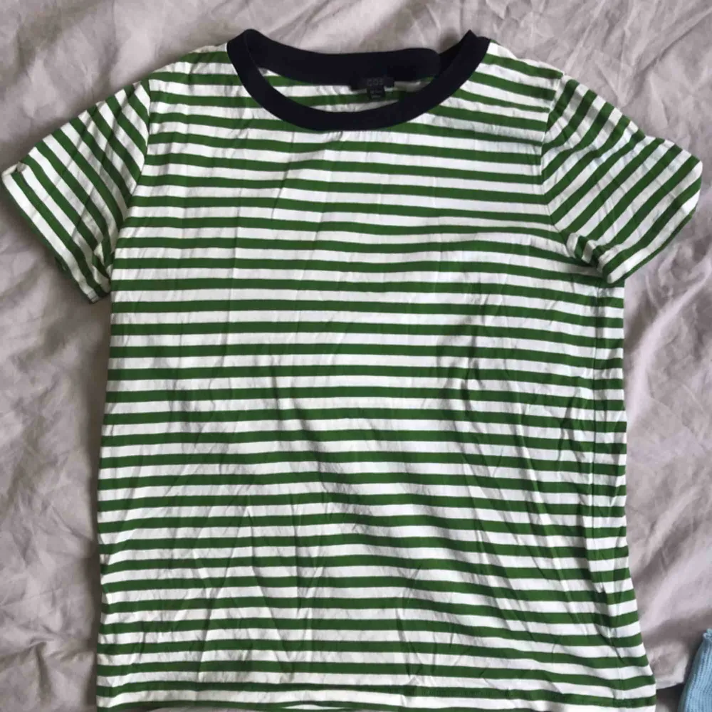 Jättefin grön/vit-randig t-shirt från Cos i storlek M. Använd men i väldigt fint skick✨✨✨✨. T-shirts.