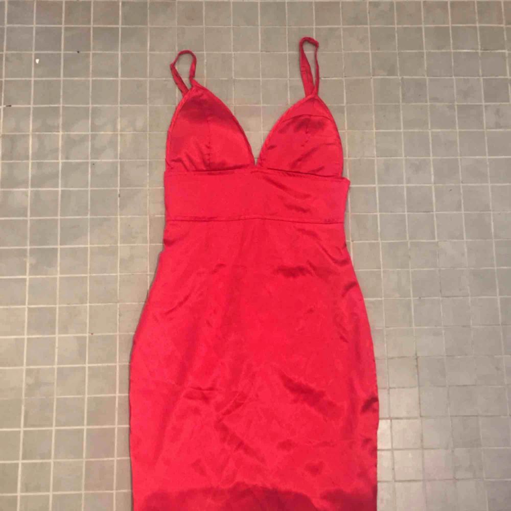 Röd siden klänning från Nelly, säljer billigt för vill bli av med den snabbt!. Klänningar.