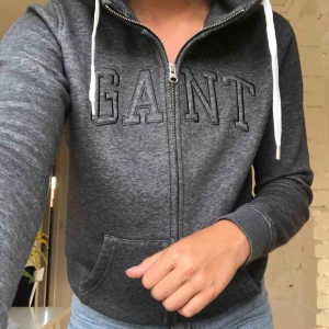  - I princip oanvänd hoodie från GANT. Hur skön som helst!!! Frakt tillkommer!