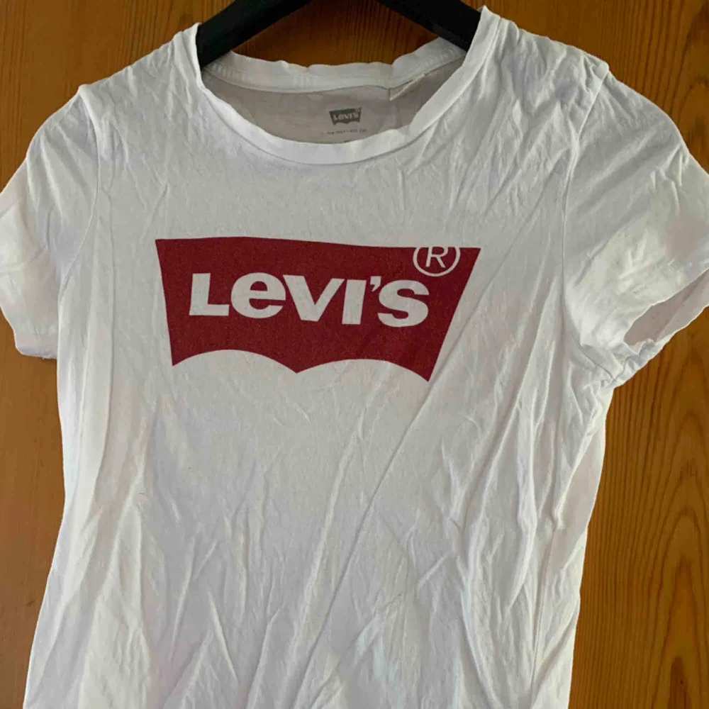 Säljer min Levis T-shirt i strl xs för 70kr, kan frakta men du får betala frakten själv (63kr), annars möts jag upp i Stockholm, betalning sker via swish, hoppas det är något för dig!☺️. T-shirts.