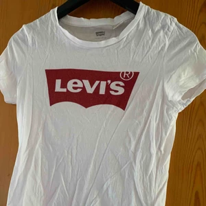  - Säljer min Levis T-shirt i strl xs för 70kr, kan frakta men du får betala frakten själv (63kr), annars möts jag upp i Stockholm, betalning sker via swish, hoppas det är något för dig!☺️