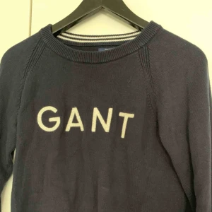  - Säljer min gant tröja, pris 300kr, strl XS, den är knappt använt och köpt för 1200kr, kan frakta men du får betala frakten själv (63kr), annars möts jag upp i Stockholm, betalning sker via swish, hoppas det är något för dig!☺️