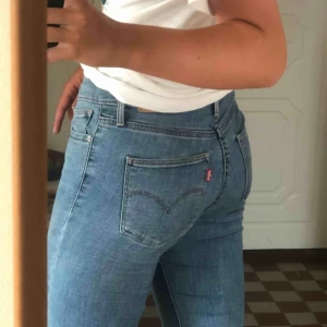  - Sveriges SKÖNASTE jeans från Levi’s, stretchigt material. Lite kortare så slutar precis över fotknölen på mig som är 170cm lång. Frakt tillkommer!