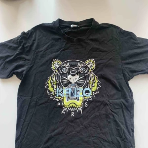  - Svart kenzo-tshirt. Använd fåtal gånger. Pyttelitet hål vid magen, men inget man ser. Frakt tillkommer.