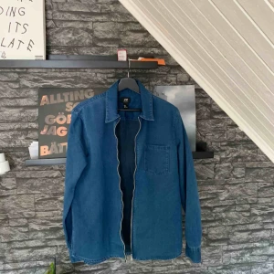  - Tunn vår/höst-jacka köpt på HM för ett antal år sen. Aldrig använd. Köparen står för frakten