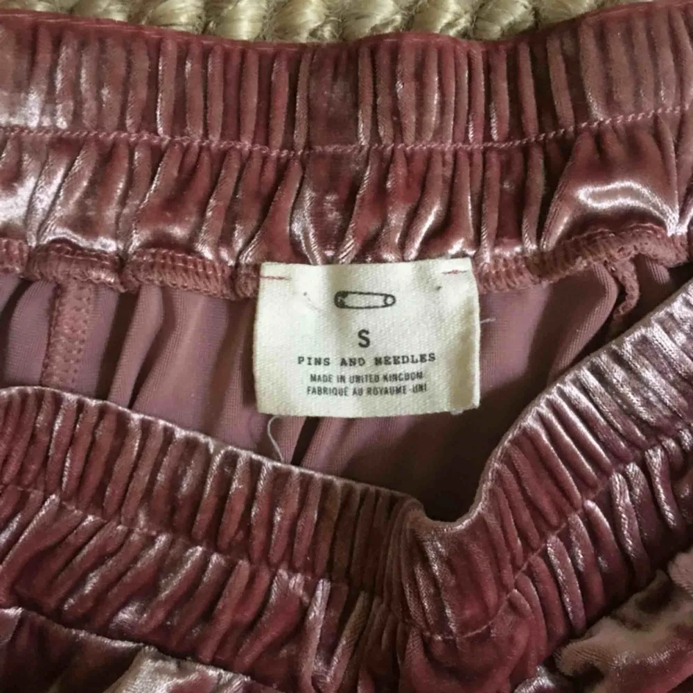 A-line/skater-kjol från Urban Outfitters i stl S. I rosa sammet💖. Kjolar.
