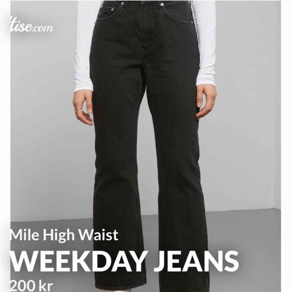 Dundersnygga jeans från Weekday till ett pangpris 😍😩 Tyvärr fick jag hem fel storlek av leverantören så kan därför inte använda (W29). Supersnyggt utsvängda nedtill och ger så fina konturer. Urtvättad svart! Butikspris: 500kr. . Jeans & Byxor.