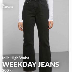 Dundersnygga jeans från Weekday till ett pangpris 😍😩 Tyvärr fick jag hem fel storlek av leverantören så kan därför inte använda (W29). Supersnyggt utsvängda nedtill och ger så fina konturer. Urtvättad svart! Butikspris: 500kr. 