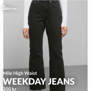  - Dundersnygga jeans från Weekday till ett pangpris 😍😩 Tyvärr fick jag hem fel storlek av leverantören så kan därför inte använda (W29). Supersnyggt utsvängda nedtill och ger så fina konturer. Urtvättad svart! Butikspris: 500kr. 