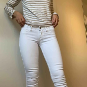  - Vita jeans från hollister. I bra skick men för små för mig. Nypris ca 600