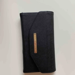  - Ideal of sweden plånboksfodral i fint skick! Nypris 399kr. Passar med alla idealofsweden skal(magnetiskt) plats för 3kort +liten ficka+mobil. Perfekta ”go-to” fodralet. Min absoluta favorit, säljes så jag fått ny mobil som inte passar://