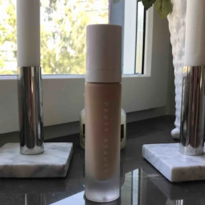  - Fenty beauty foundation i färgen 190 Använd fåtal gånger men mycket kvar Frakt ingår i priset så endast 250kr❤️