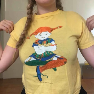  - Jag är en storlek S och den här sitter på mig som en halv tajt croptop!💓det är barnstorlek på den.