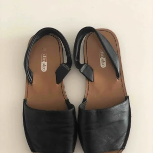  - Svarta bekväma sandaler i fint skick. Hämtas i Malmö eller skickas mot frakt