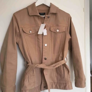  - Ny oversized jeansjacka som ser galet snygg ut. Jackan funkar som både dressed up och casual / street.   Älskar jackan och färgen är trendig! ❤️  Passar strl XS -M beroende på hur man vill att den ska sitta.   Har alla PRISLAPPAR kvar, kostade 499 kr 