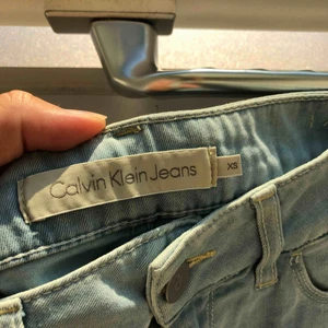  - Superfin jeanskjol från Calvin Klein som knappt blivit använd. Kjolen är därför i mycket fint skick!🥰