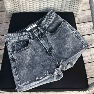  - Säljer mina all time favorite shorts då dem inte passar mig längre, köpta på bikbok förra sommaren men är i nyskick då jag vart väldigt rädd om dem💞 Nypris 299kr jag står inte för ev. Frakt kostnader🌈 