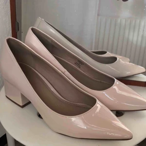  - Retro-inspirerade skor. Aldrig använda! Fuskläder. 