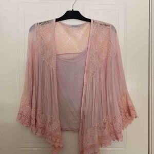  - Rosa ”kofta” med spetsdetaljer & ett rosa linne som tillhör. Köpt i Spanien & andvändt under den resan! Super fint när man är brun!