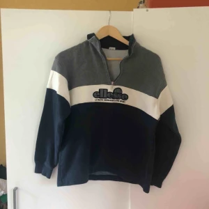  - Jättefin Ellessehoodie i storlek M. I princip oanvänd. Skulle passa en XS-L också beroende på hur man vill att den sitter.