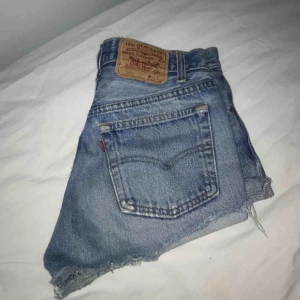  - Jättefina Levis 501 shorts. Fint skick men kommer tyvärr inte till användning för mig. Skulle säga att de motsvarar S men skulle även passa M beroende på hur man vill att de ska sitta. Frakt tillkommer och priset skulle kunna gå att diskuteras.