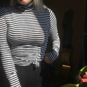  - En randig polotröja från H&M. Använd ca 2ggr. Frakt tillkommer på 39kr. Pris kan diskuteras vid snabb affär. 🌸