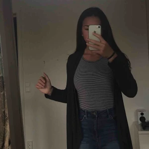  - Randigt linne från H&M! Svarta och vita ränder. Linnet är ganska så långt, själv så går ner till höfterna på mig. Köpare står för frakt🚛