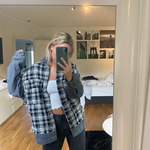 Rutig jeansjacka - Säljer denna rutiga jeans jacka, storlek S, 300kr + frakt 💗