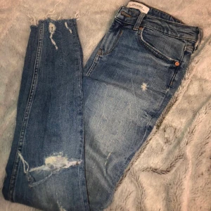 Slitna jeans Zara - Blåa jeans från Zara med slitningar. Snygga och sköna. Använda få gånger. Fraktar eller möts upp i Solna, Stockholm.