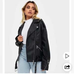 Söker oversized skinnjacka  - Söker oversized skinnjacka som på bilden eller liknande i storlek 36