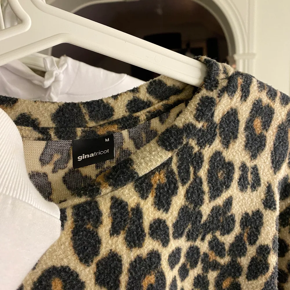 Långärmad leopardmönstrad tröja. Tröjor & Koftor.
