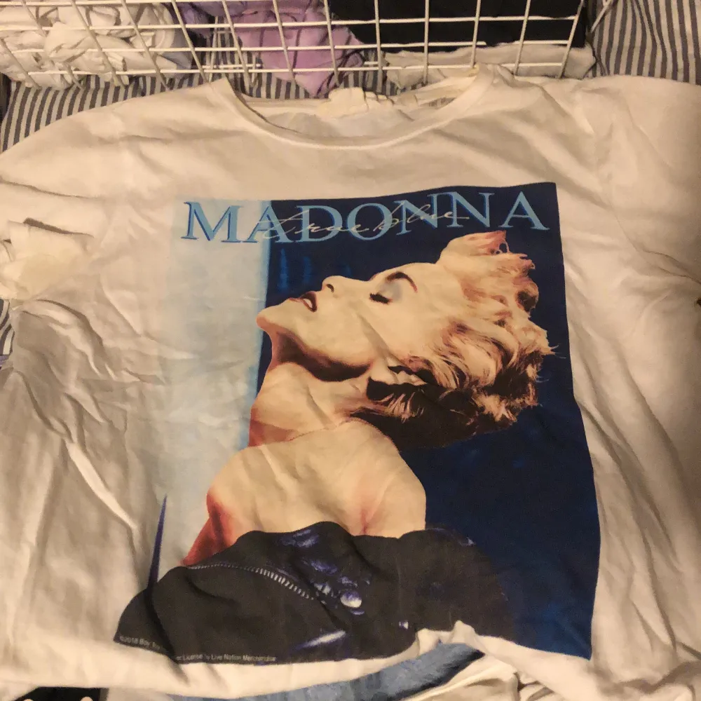 Säljer en T-shirt med Madonna tryck! Jättecool och passar till allt! Använd men ändå bra skick. Köparen står för frakt💜💜💜. T-shirts.