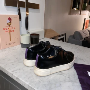 Eytys Doja Leather  - Knappt använda sneakers från Eytys. Doja Leather storlek 38! Lite smutsiga på sulan men inga slitningar alla på skinnet. Använda ca 5 gånger