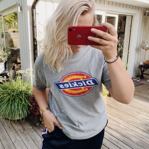 Dickies T-shirt  - Säljer min gråa Dickies T-shirt då jag aldrig får någon användning av den. Köpt på Carlings och är i väldigt fint skick. Inte nopprig. Storlek M. 60kr + frakt! 🥰