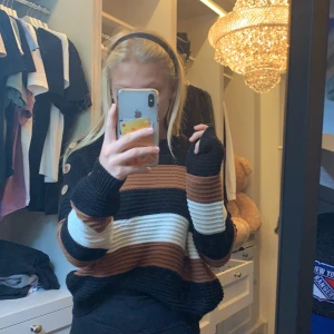 Stickad tröja - Fin stickad tröja i storlek S från stradivarius, bra skick och har knappar som detaljer på ena axeln 100 kr4 + frakt 