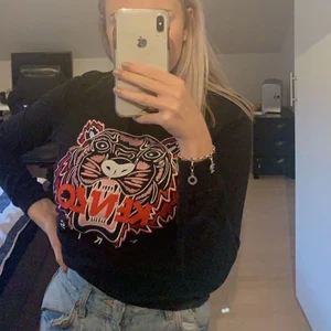 Äkta kenzo tröja - Säljer min kenzo tröja då den inte kommer till användning längre , jätte skönt material o bra kvalite!! Storlek xs 💖💕 köpt från johnells 