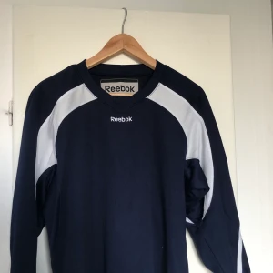 REEBOK-tröja  - Storlek S/M, beror på vad man vill ha för passform. Fungerar så klart på en XS (blir mer oversized). Frakt ingår!!
