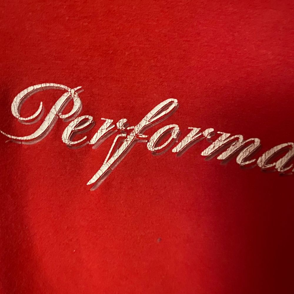 Vintage röd långärmad tröja från Peak Perfomance. Strl S/M, lappen är bortklippt och trycket är lite slitet men själva tröjan är i gott skick. Buda i kommentarerna!. Toppar.