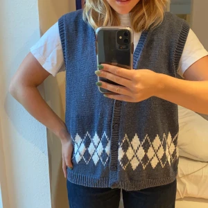 Blå väst - Blå väst med vita detaljer, knappar, kan va både öppen o stängd. Stickat material. Vet ej märke eller strl. Passar som en S/M. Frakt kostar 63kr