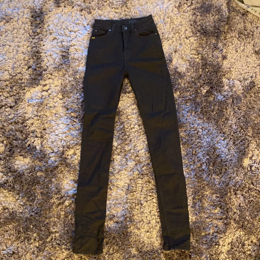 Svarta vanliga skinny jeans från Tiger of sweden aldrig använda , ord pris 600kr,,. Jeans & Byxor.