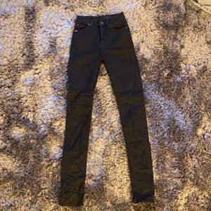 Svarta vanliga skinny jeans från Tiger of sweden aldrig använda , ord pris 600kr,,