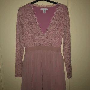 Söt klänning strl 38 - Söt klänning från Nelly i strl 38! Använd en gång, och kommer tyvärr inte användas mer heller då det inte riktigt är min stil☺️ klänningen når strax ovanför knäna! Köparen står för frakt, men kan också mötas upp i Göteborg!🌼