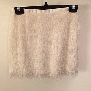  - Vit fjäderlik kjol. Aldrig använd. Från hm