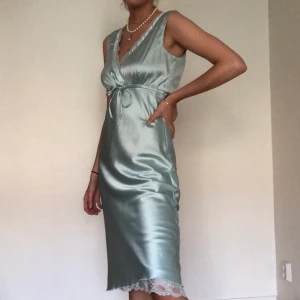 Underklänning - Grön/turkos underklänning med spetsdetaljer, fint skick, inga synliga skavanker. Frakt 40-60kr