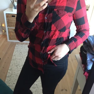 Skjorta - Från Hm. Ganska använd men är inte synligt, den är i bra skick! Tar bara emot swish:)