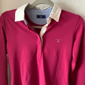 Gant tröja  - Jättefin Gant piké i en snygg höstfärg! Aldrig använd då det inte är min stil tyvärr. Pm för fler bilder🥰
