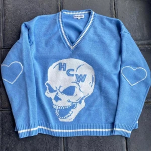 HCW Skyfall Knit - Skyfall knit från Heaven can wait. ”This won’t be restocked again and quantity is very limited”. Använd ett fåtal gånger, väldigt bra skick. Tröjan säljer för 2000+ på depop. Strl S men väldigt oversized. ❗️högsta bud: 2000kr❗️