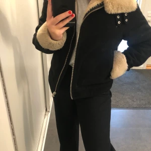 Jacka hm - Säljer denna super mysiga fina jacka från hm som jag köpte i vintras! Super varm, fodrad med ”lurv” i hela jackan. Den har två fickor och stängs med dragkedja. Hör av dig vid intresse 💞💘